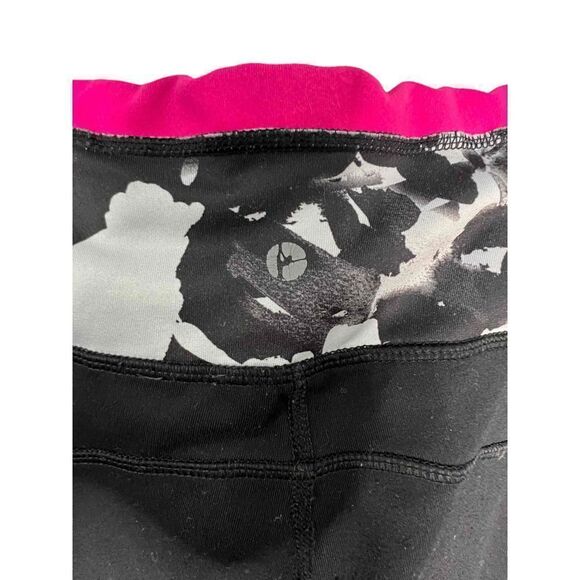 90 Degree Cropped Athletic Patterned Leggings - Picture 5 of 5